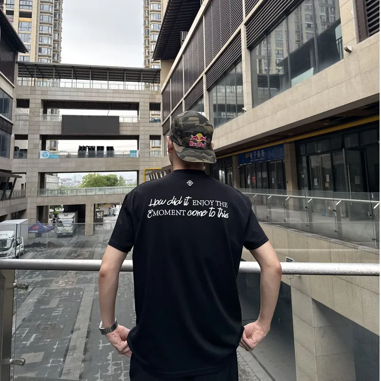 何以至此25SS 凉感吸汗刺绣印花索罗娜速干运动显壮标语短袖