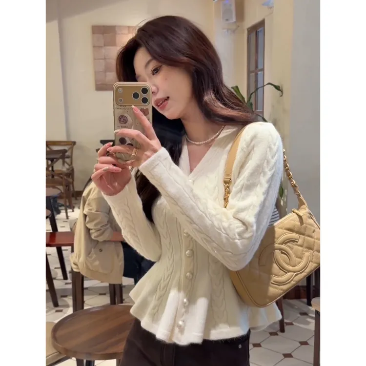 法式小香风白色V领针织开衫女早秋收腰显瘦毛衣外套气质绝美上衣