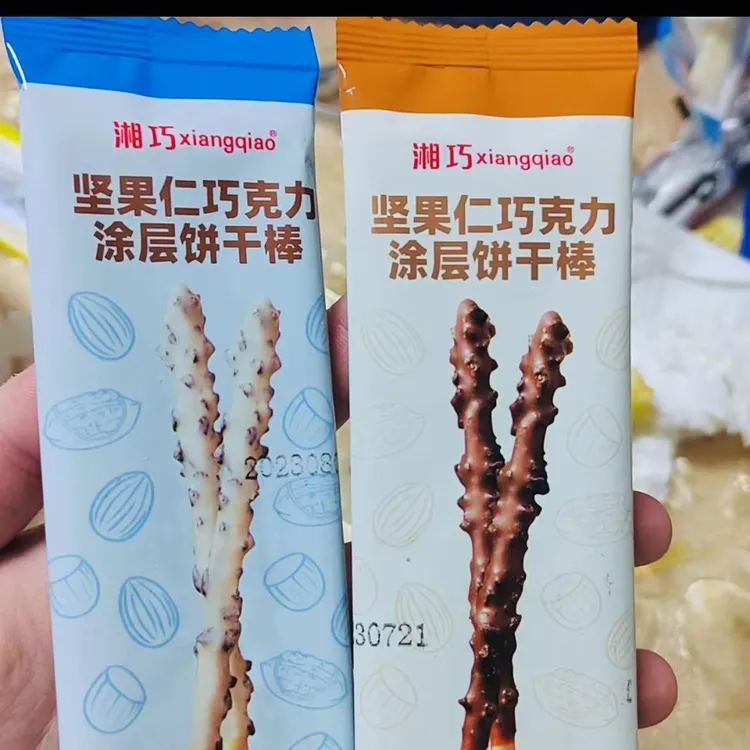 新货湘巧坚果仁巧克力味手工儿童办公室涂层饼干棒巧克力饼干休闲