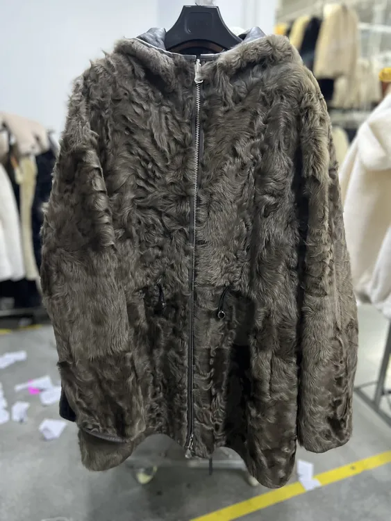 皮毛一体小湖羊时尚拉链连帽款2356