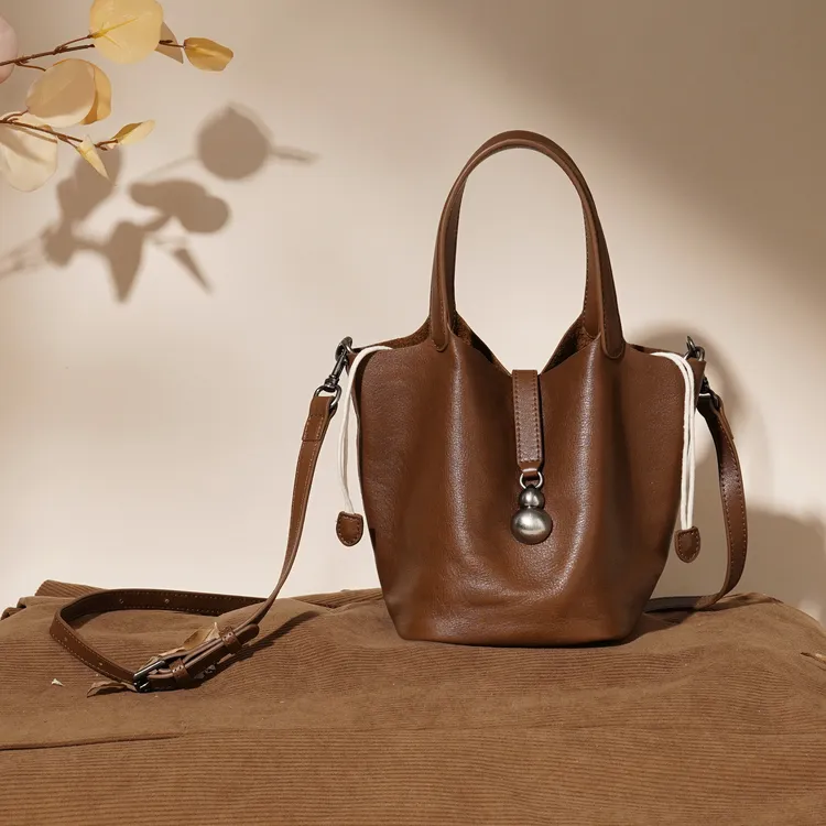 岩牛新款菜篮子包包女百搭通勤手提水桶包斜挎包水染树膏通勤包