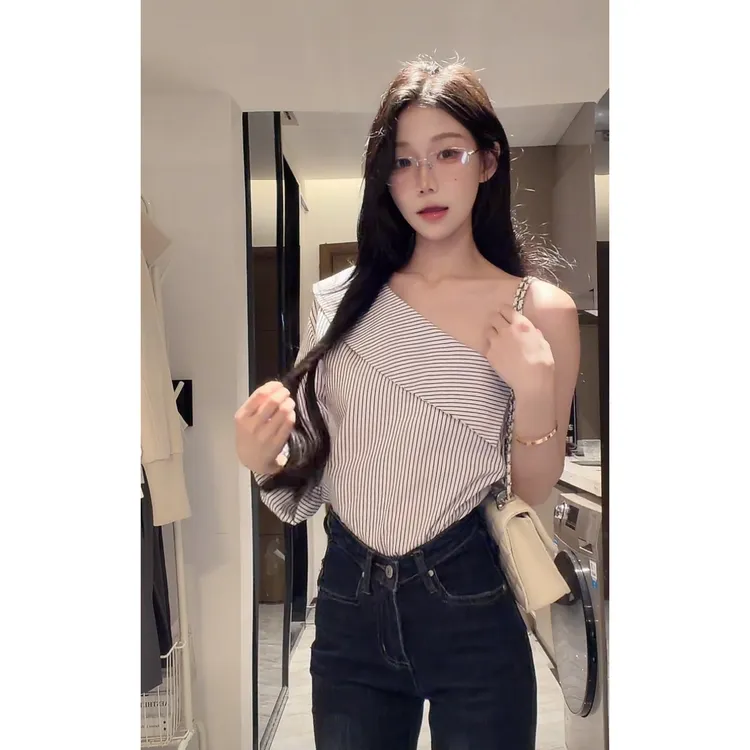 蔡蔡家【悉尼之约】欧尼氛围高智感韩系设计斜肩条纹长袖衬衫2332#