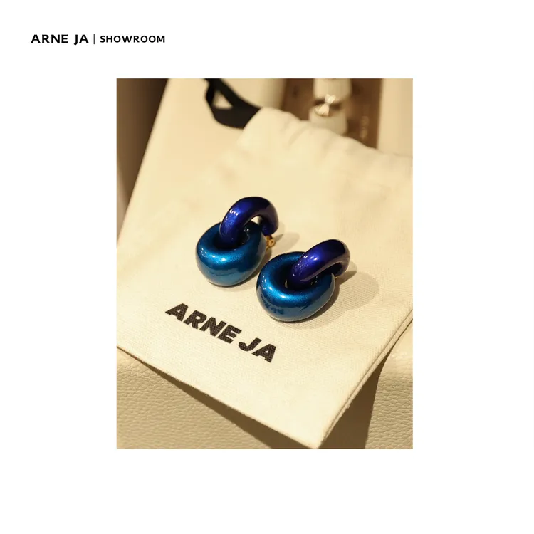 合金木质耳饰 ARNE JA｜“新浪漫主义”穹顶鎏光檀木纽扣耳夹2020