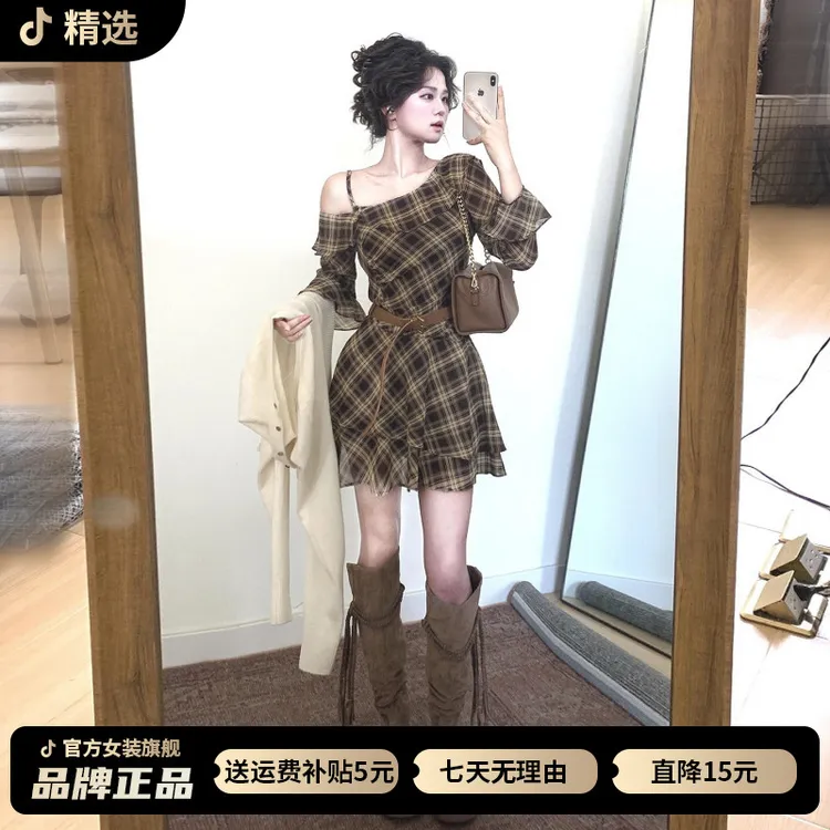 早秋法式复古格纹荷叶边斜肩2026新款连衣裙女不规则露肩气质短裙