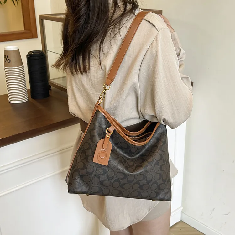 女士大容量2025秋季新款跨境风复古高颜值卡其色棕色咖色拼接PU单