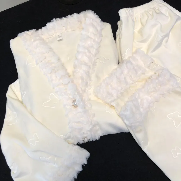 小香风压花蝴蝶加厚海岛绒睡衣女秋冬季2025新款保暖家居服套装