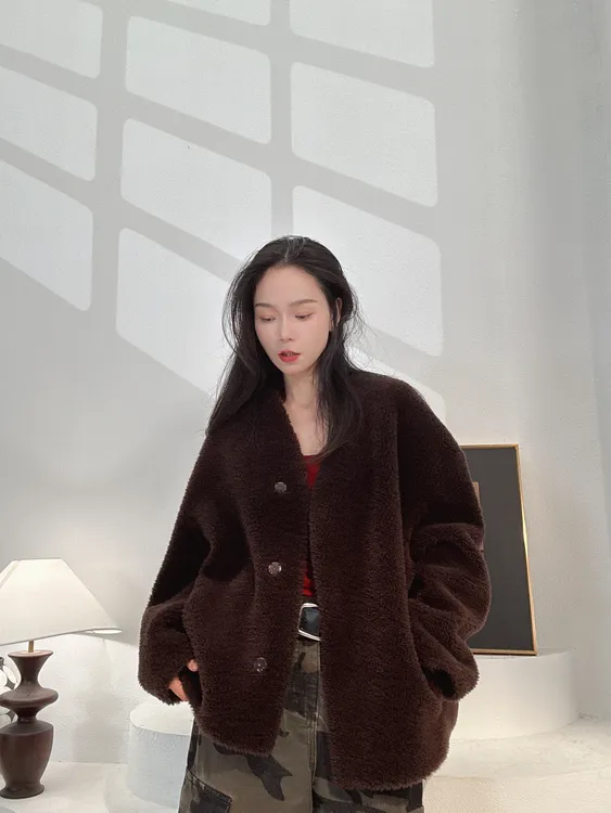 海宁女装皮草秋冬新款设计感V领简约短款小个子女装羊毛外套2569