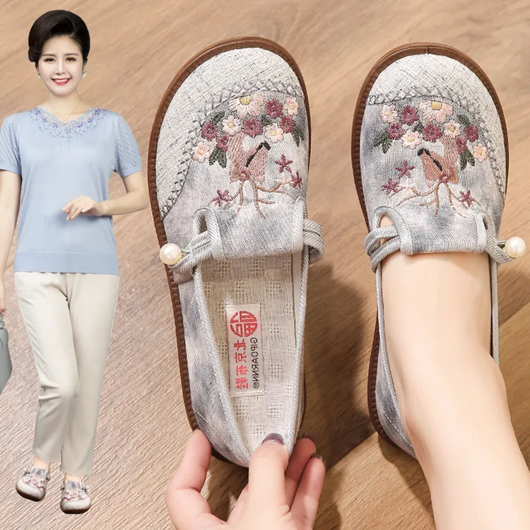 老北京布鞋新款老人女防滑软底中老年平底中年单鞋夏季正品妈妈鞋