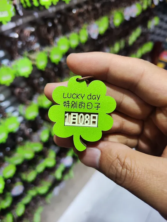 小众实用中秋回礼创意四叶草钥匙扣特别日子毕业礼物挂件夜光情侣