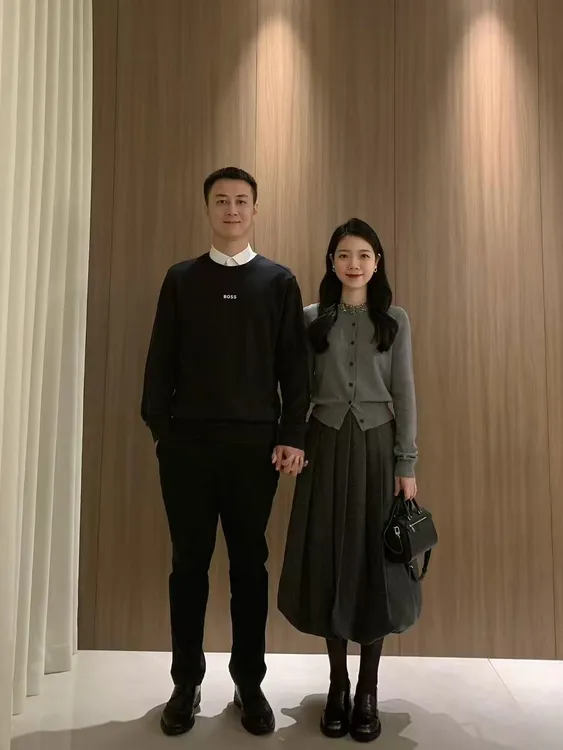 2025早秋新款小香风灰色圆领毛衣开衫女慵懒风针织外套百搭半身裙