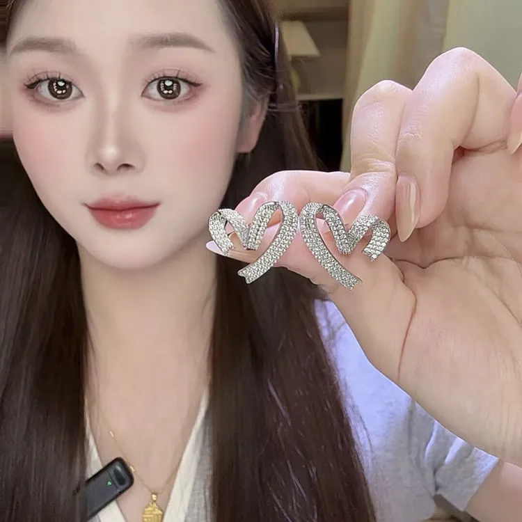 铜合金锆石耳饰 银色镶钻爱心银针耳钉女气质轻奢桃心耳环耳饰