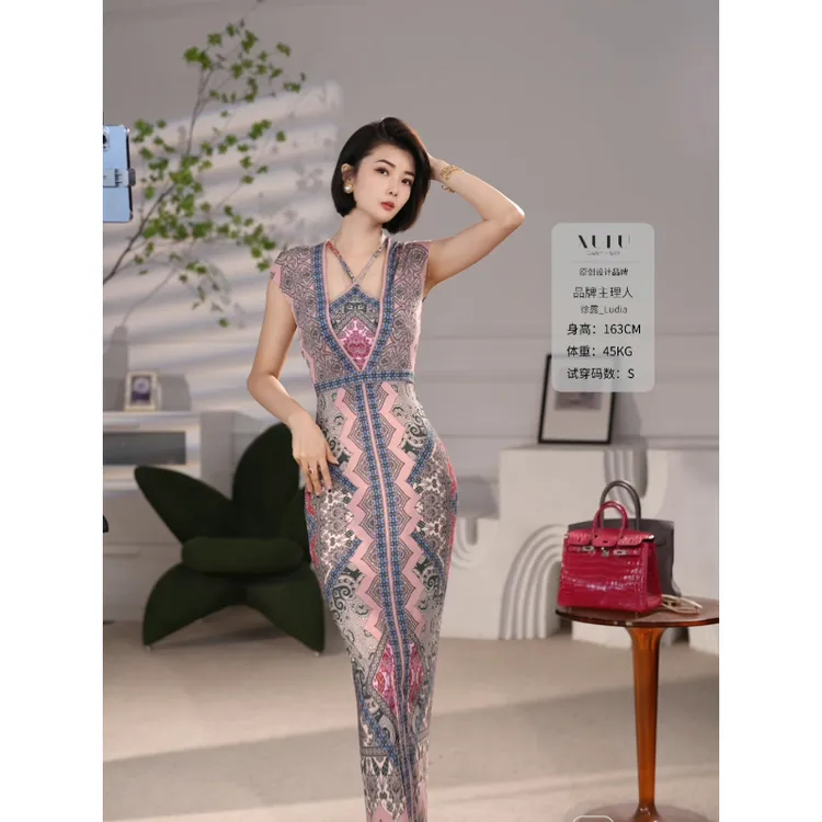 XULU原创夏季大图腾针织印花包臀裙卓玛风修身高腰挂脖盖袖连衣裙