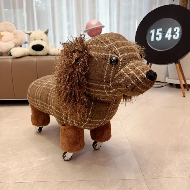 原创超萌可爱腊肠狗狗静音万向滑轮狗狗椅板凳可爱腊肠狗滑轮凳
