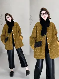 月月 2025秋冬新款【塞纳旋律】显瘦宽松金扣毛绒短外套 2509C6294