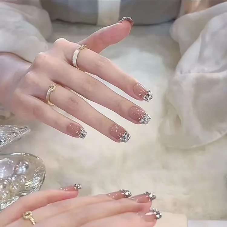 手工穿戴秋冬新款裸色气质指尖爆闪钻轻奢冰透温柔显白美贴片美甲