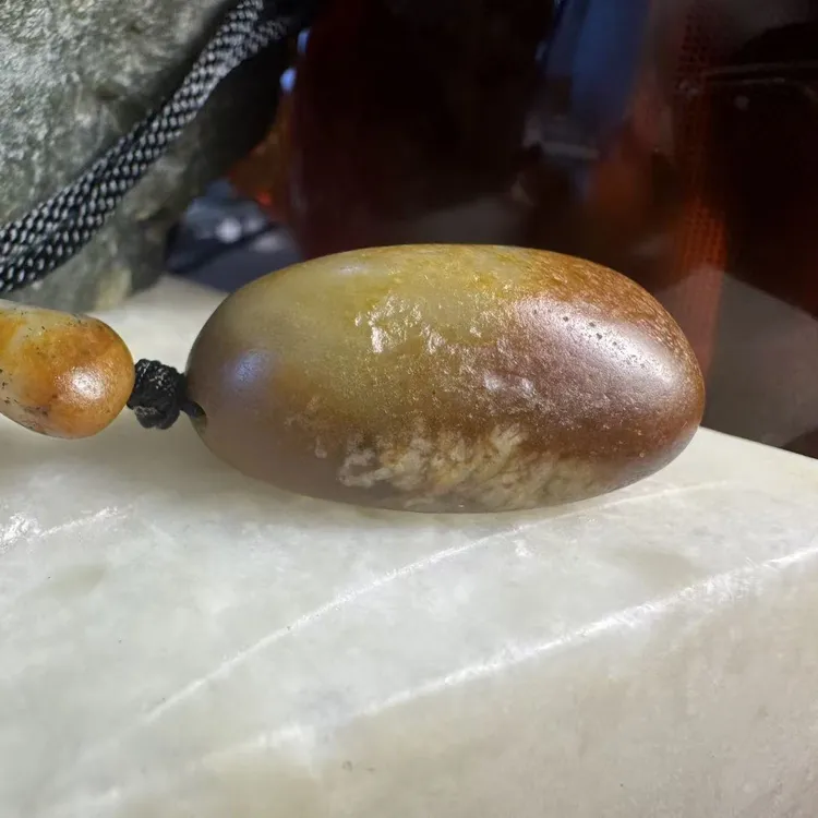 和田玉新疆原石半黄沁半肉精品吊坠，规格尺寸见视频，质检发货