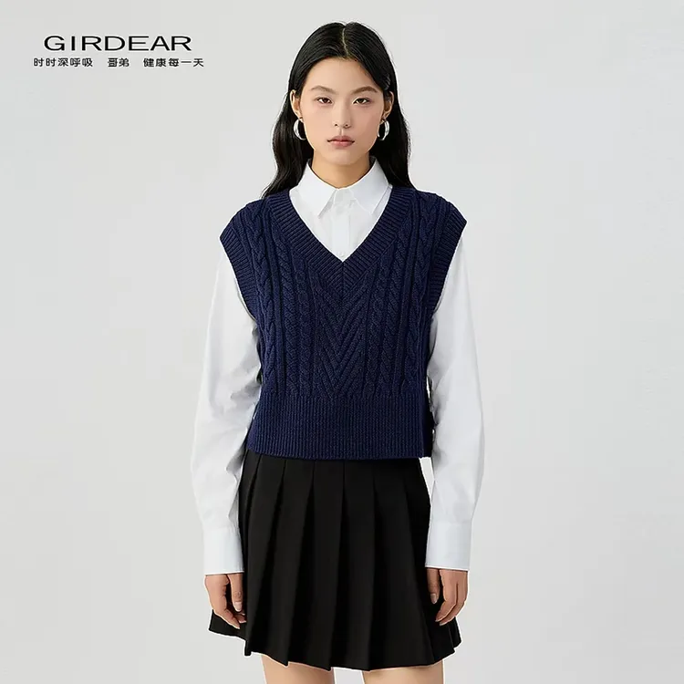 哥弟品质女装新款简约百搭V领绞花无袖短款套头针织马甲138092