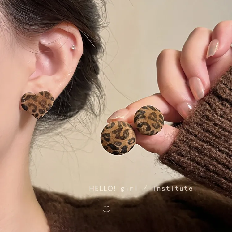 合金耳饰 秋冬植绒豹纹爱心圆球耳钉女轻奢复古耳环气质耳饰