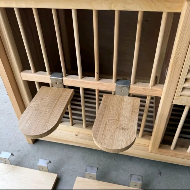巢箱专用挂钩站架有竹木和松木两种，可以挂到巢箱上