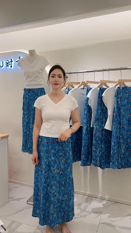 夏季女装V领白色T恤搭配蓝色碎花油画半身裙套装气质时尚