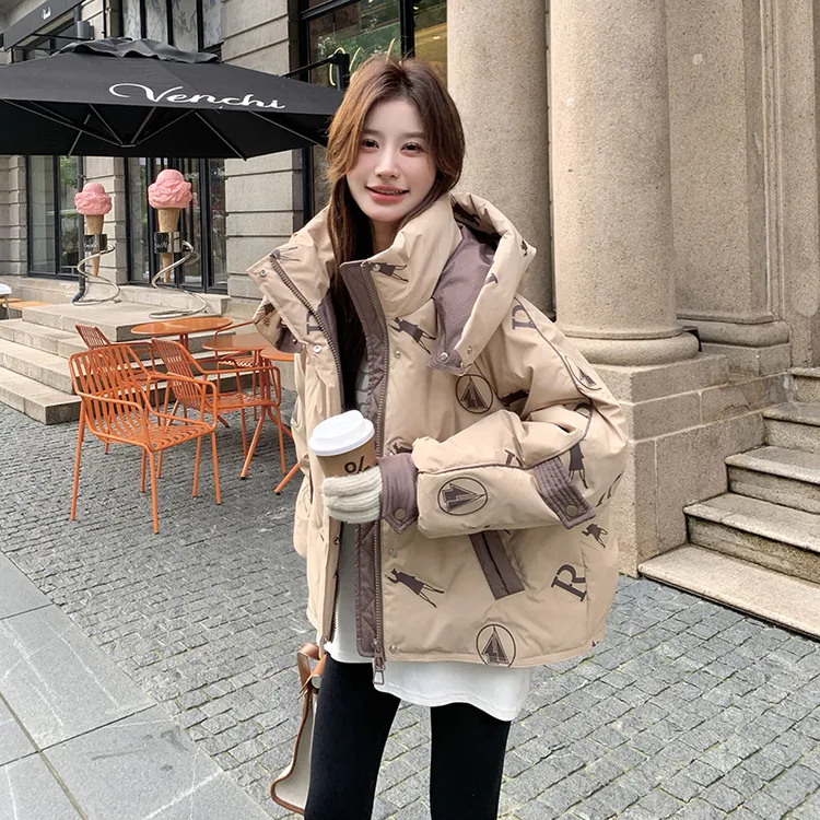 卡其色高端洋气印花羽绒服女2025冬新款设计感撞色连帽90白鸭绒服