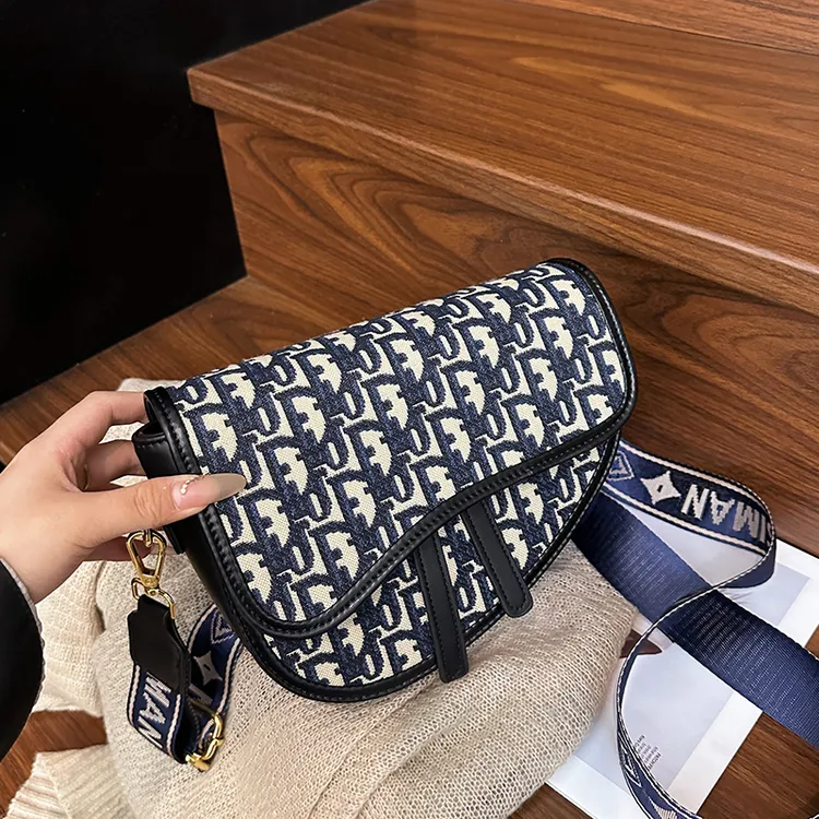 单肩款刺绣马鞍包斜挎包女士夏季通勤风韩系复古经典单肩包送礼物