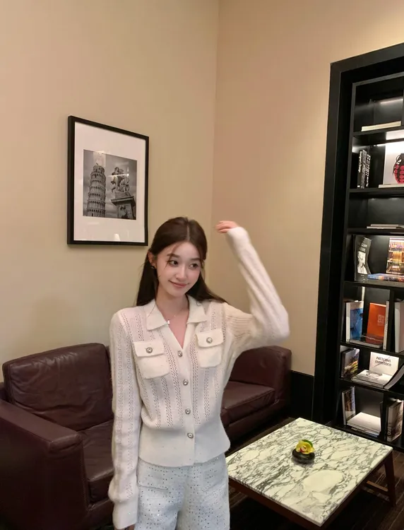 白色V领polo领长袖针织衫女秋季法式高级感显瘦纯欲气质开衫上衣