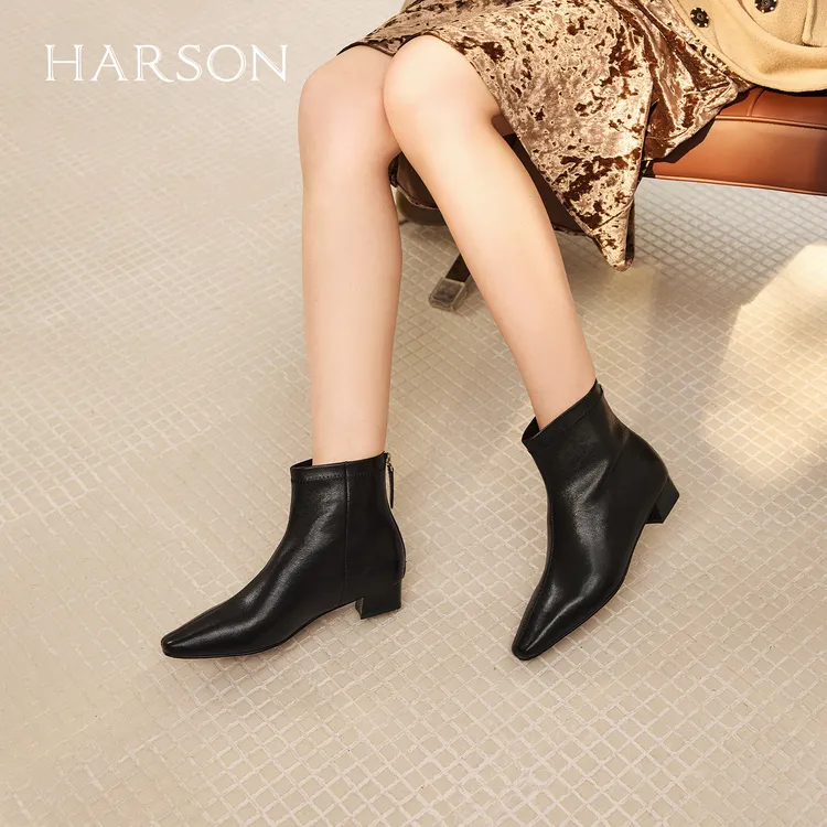 哈森25秋冬气质方头中跟爆款时装靴通勤百搭女粗跟短靴HWA250137