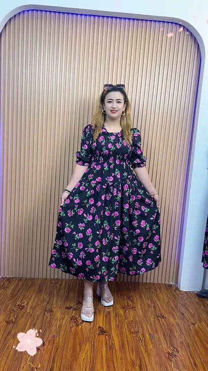 圆领褶皱斜肩成人松紧腰甜美风常规大码连衣裙宽松腰