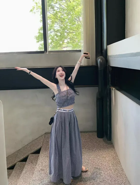 2025春夏新款法式设计感小众背心格纹吊带百搭复古格子半身裙套装