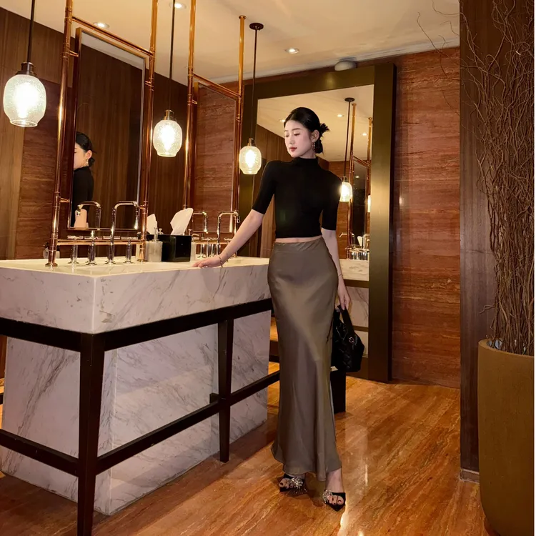 高级感轻职风设计师气质缎面半身裙女纯色清冷感高腰显瘦醋溜长裙