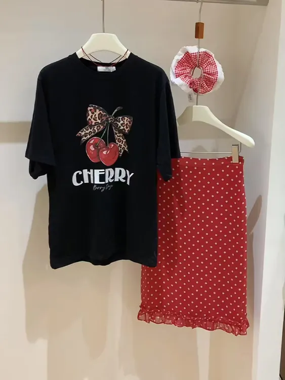 2025夏季韩系气质时尚穿搭樱桃印花短袖T恤高腰波点半身裙两件套