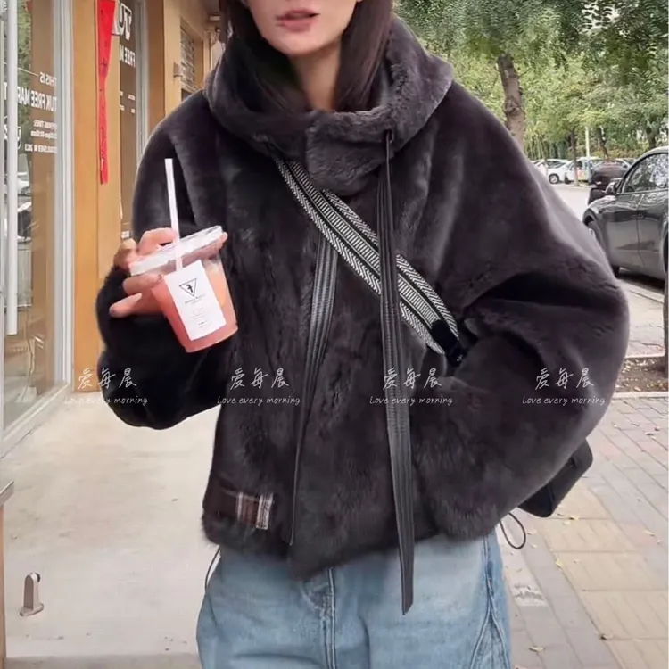 海宁2025年新款皮毛一体女拼貂皮草短款百搭绵羊皮大衣原生态