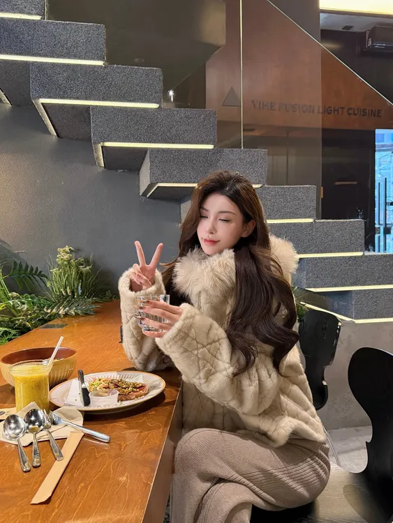 KZN·STUDIO 【戴妃白月光】D家藤格纹米白色连帽仿水貂保暖外套610