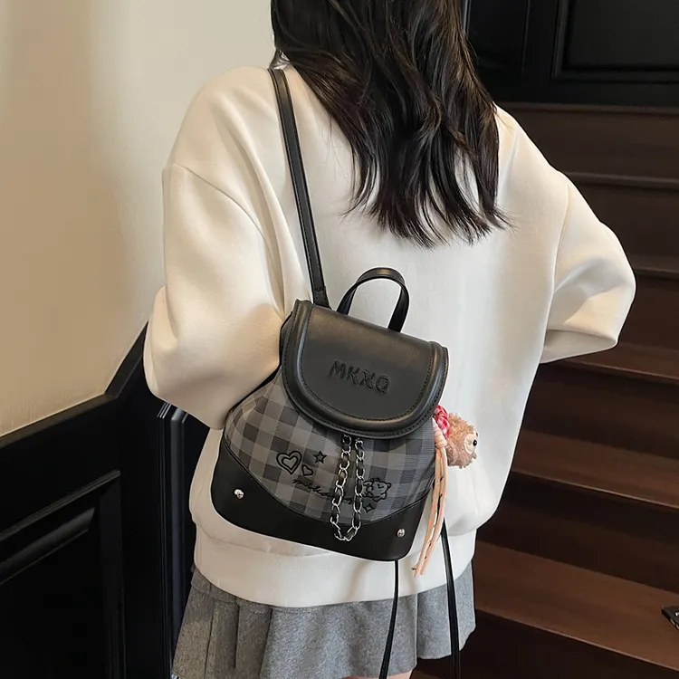 时尚高级感女式双肩包休闲百搭小众背包通勤外出旅行包小书包