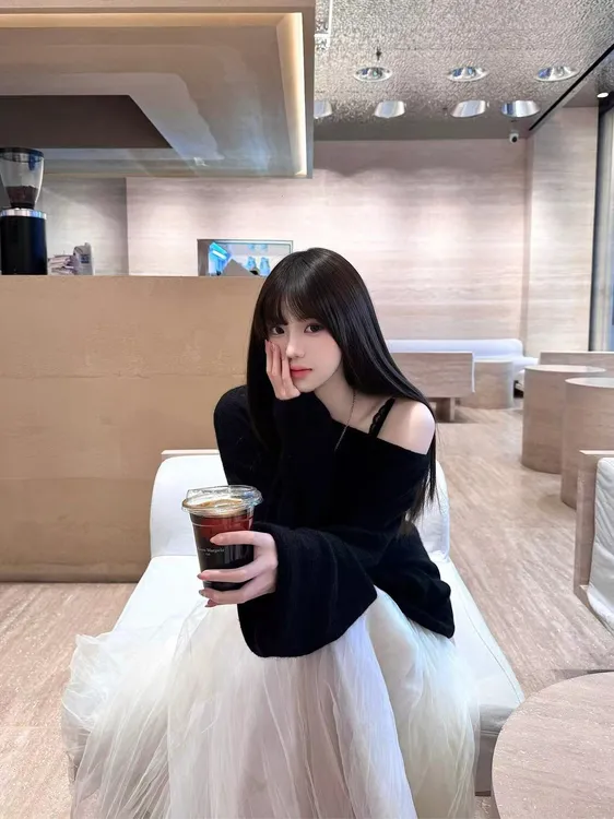 2025早春新款黑色露肩蕾丝拼接上衣气质百搭灵动仙仙纱半身裙套装