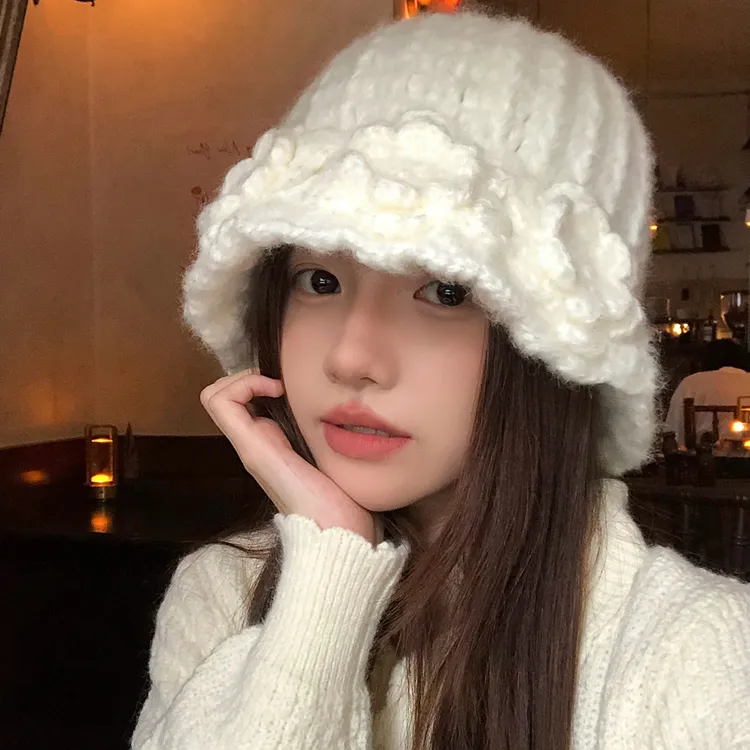 高级感白色立体花朵针织渔夫帽秋冬季保暖百搭盆帽显脸小毛线帽子