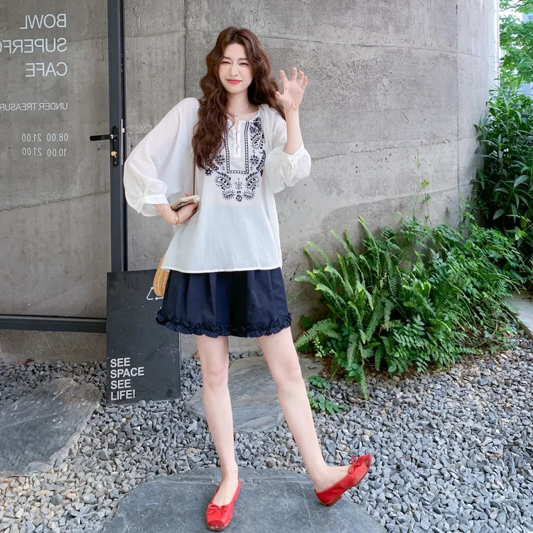 国风套装女夏2025今年流行白色刺绣上衣木耳边牛仔阔腿短裤两件套