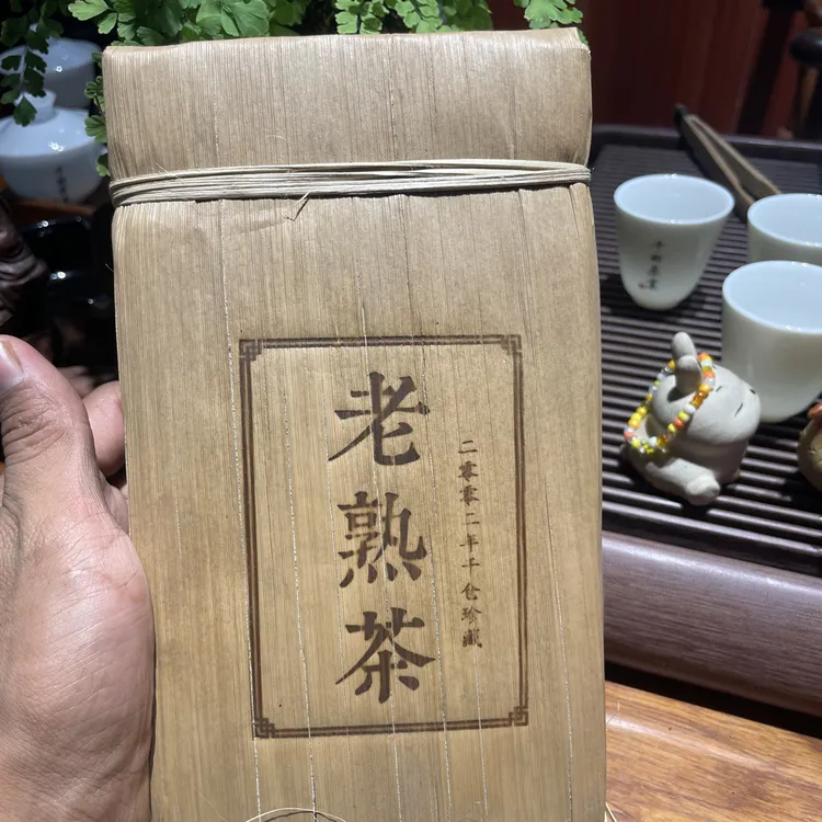 高货02年冰岛老熟茶，纯甜顺滑，木质香，樟香明显，茶香浓郁扑鼻