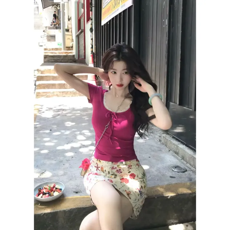 MARIE.COCO多巴胺蕾丝U领修身显瘦玫红色上衣田园风碎花短裙套装