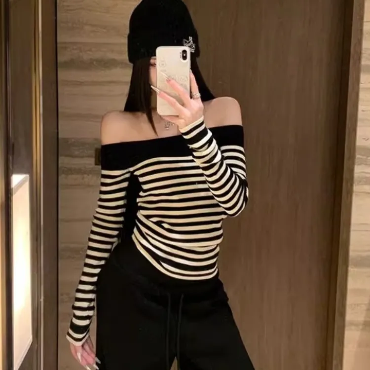 网红时髦一字肩露肩条纹针织衫女早秋纯欲气质修身打底衫长袖上衣