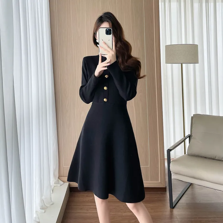 秋冬长袖连衣裙小黑裙2025年新款加厚休闲百搭冬季赫本风毛衣裙子