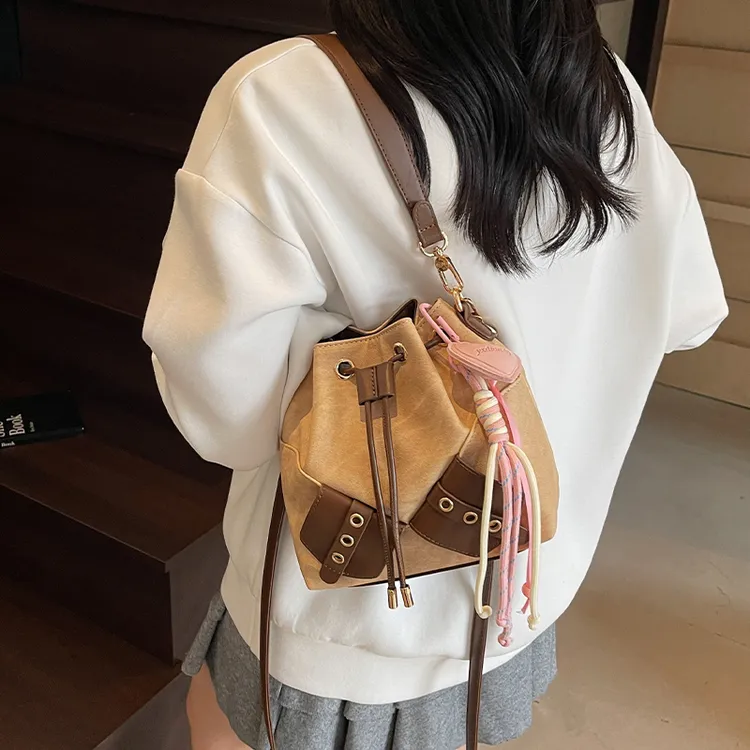 艾米兔女包2025新款潮流复古百搭抽绳设计简约质感单肩斜挎水桶包