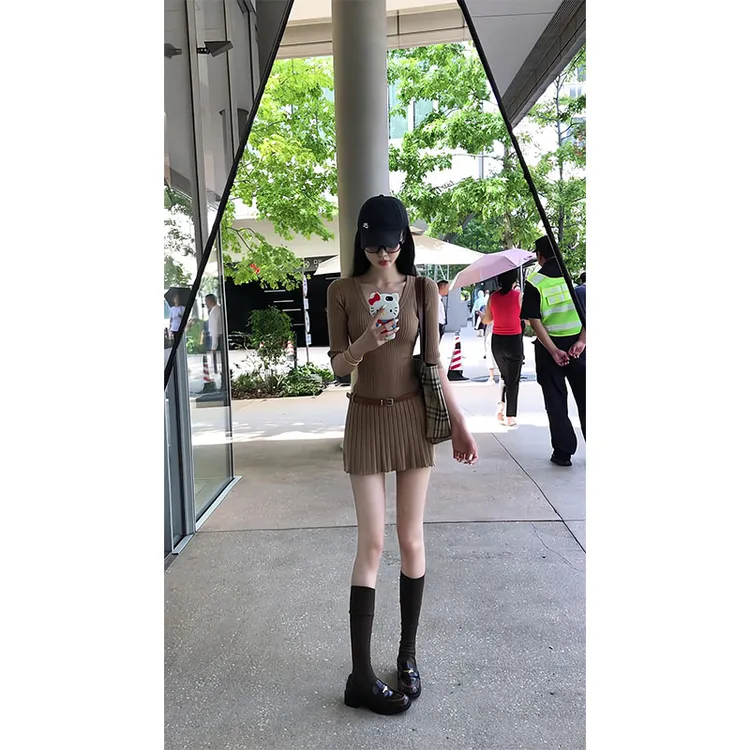 卡其色v领中袖针织连衣裙女秋季气质修身百褶短裙收腰气质a字裙子