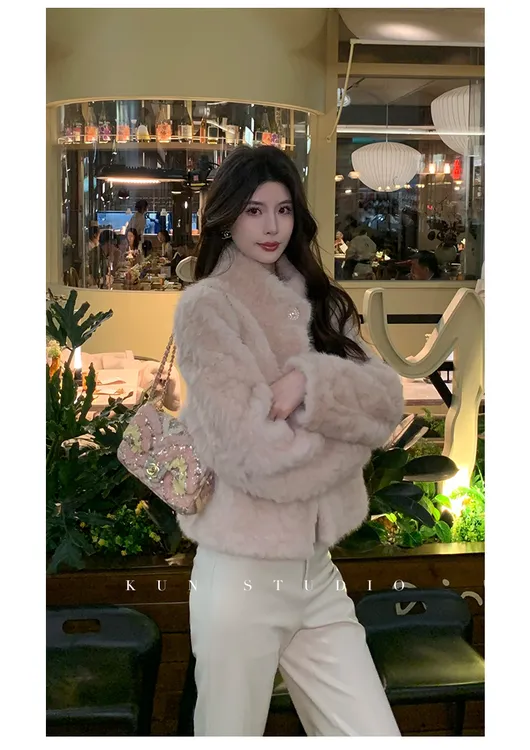 粉色小湖羊千金风立领珍珠扣短款冬季保暖外套女2025秋冬