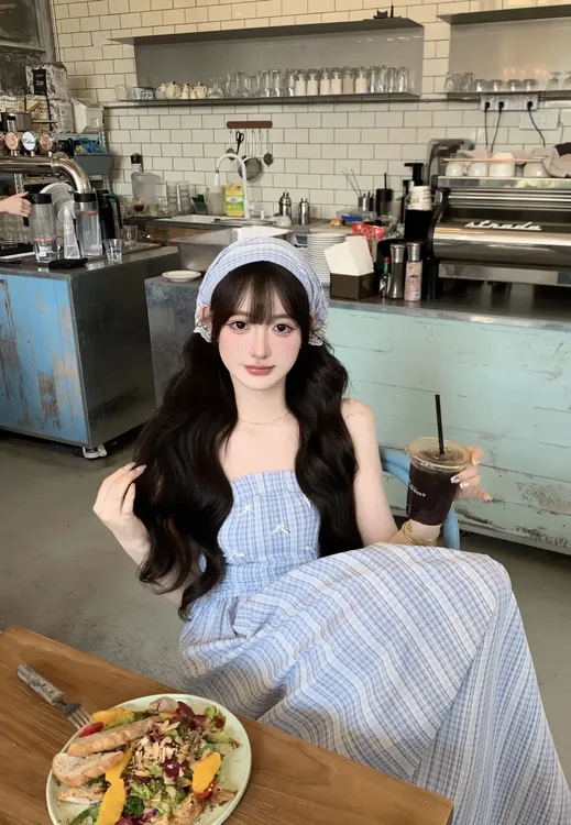 蓝色吊带连衣裙女夏季气质小清新海边度假小个子绝美夏天穿搭裙子