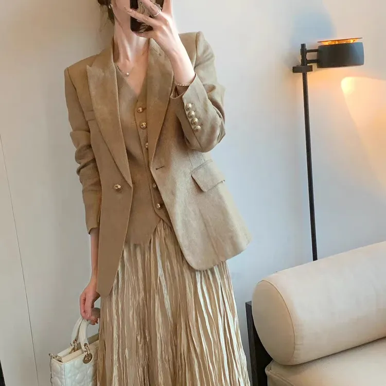 早秋第一件西装 鎏金新贵 轻奢金丝马甲西服外套半身裙子三件套装