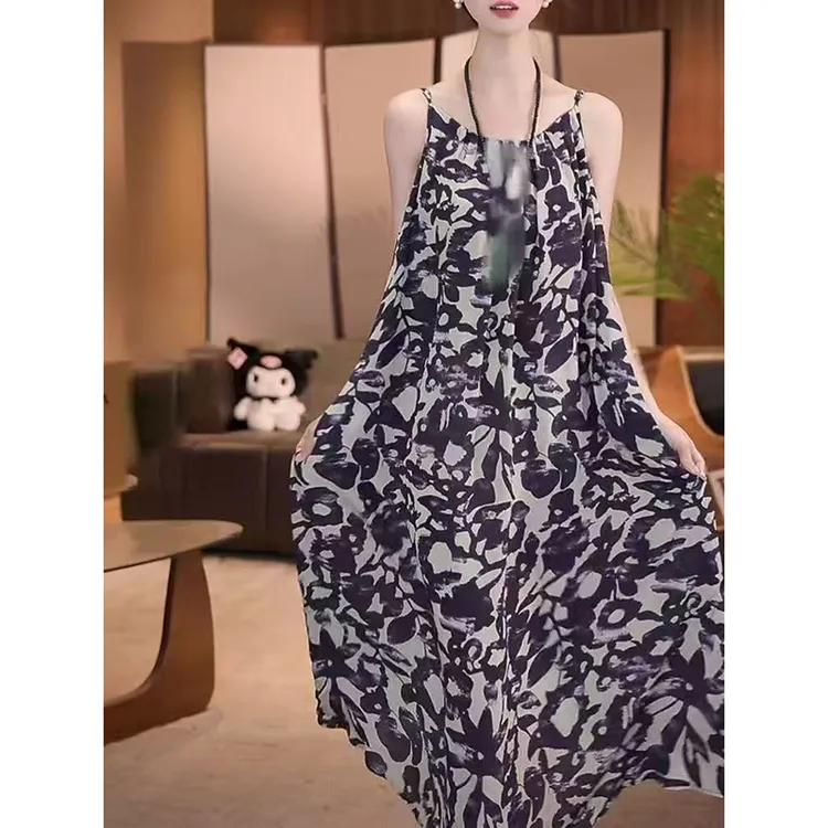 温柔风中长款碎花吊带裙女2025夏季新款海边度假遮肉显瘦沙滩裙子