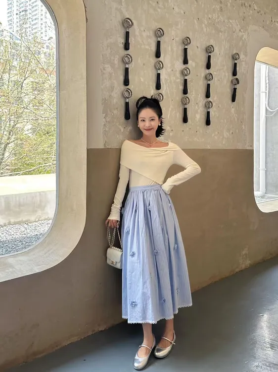 2025春夏新款韩系一字肩交叉长袖T恤设计感显瘦上衣搭条纹半身裙