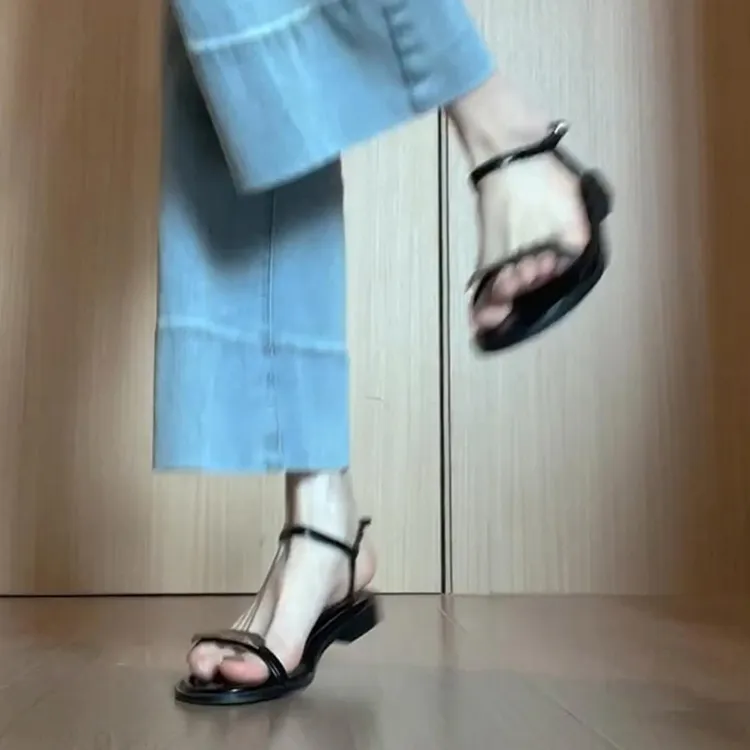 UHCK女士凉鞋2025新款洋气时尚适合脚胖宽的一字带平底沙滩鞋